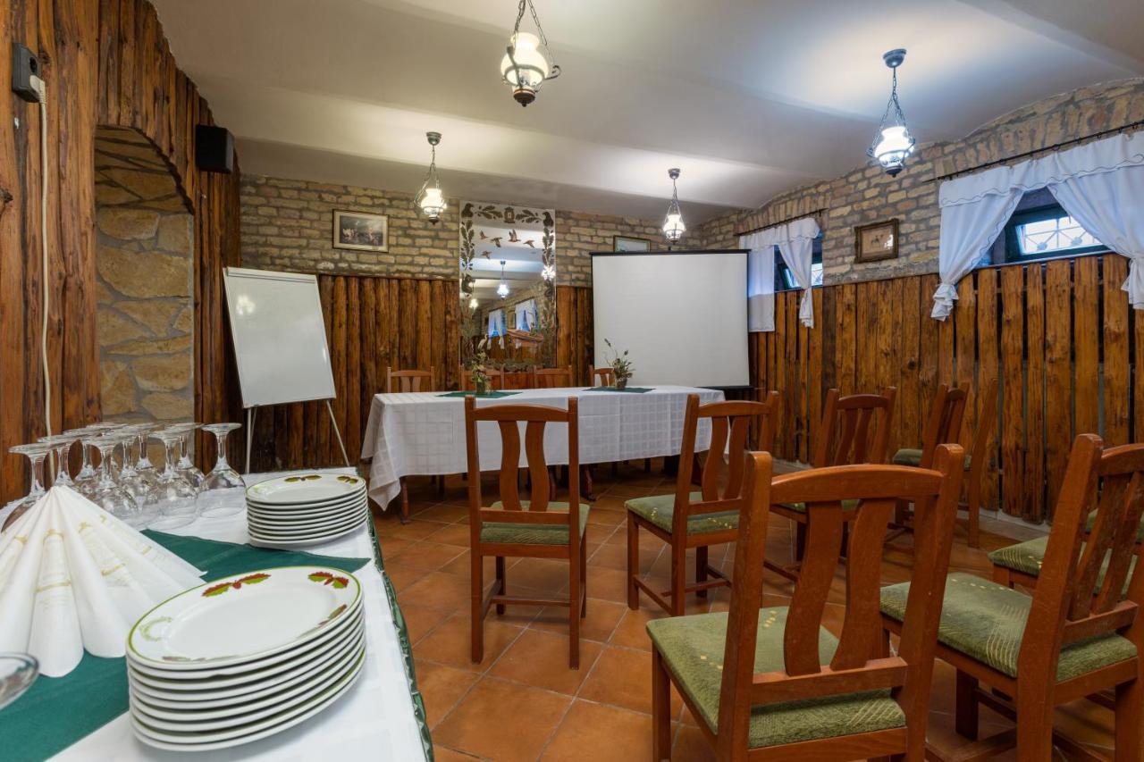 Illes Hotel Segedín Exteriér fotografie